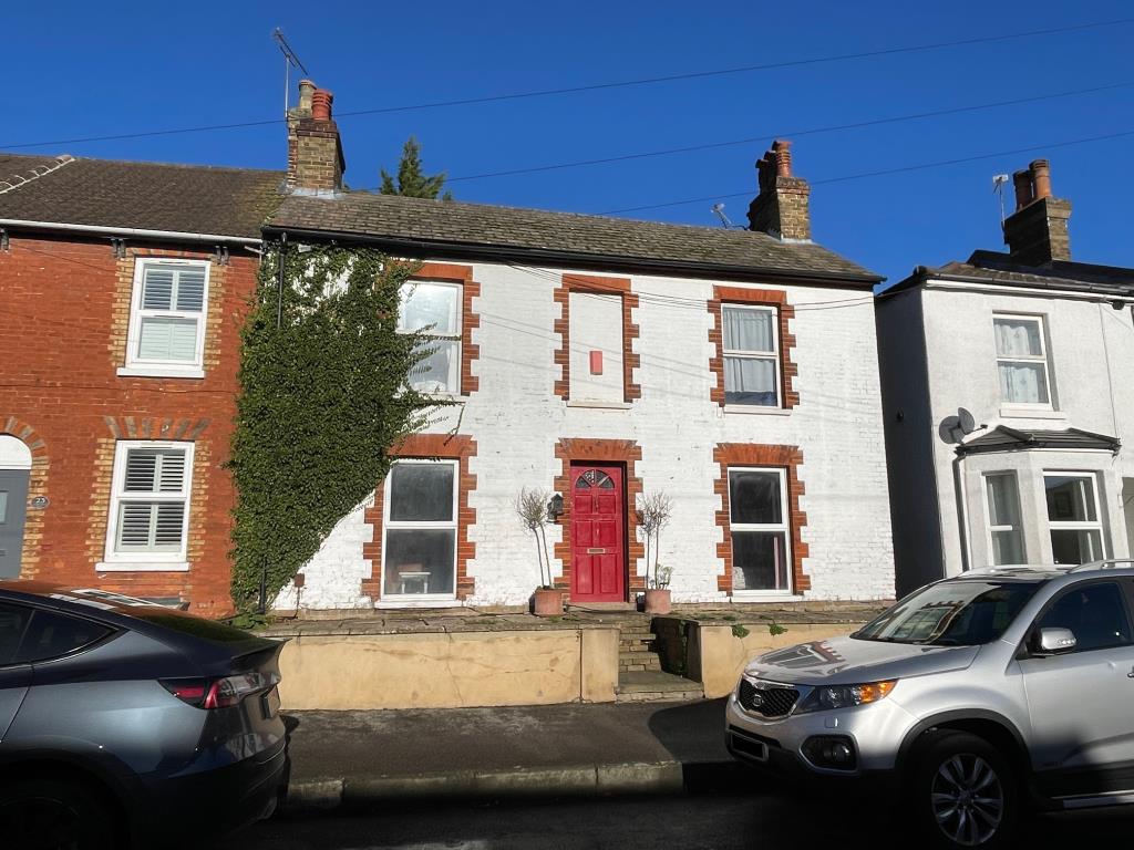 Lot: 132 - ATTRACTIVE HOUSE FOR IMPROVEMENT - Front view of house for refurbishment